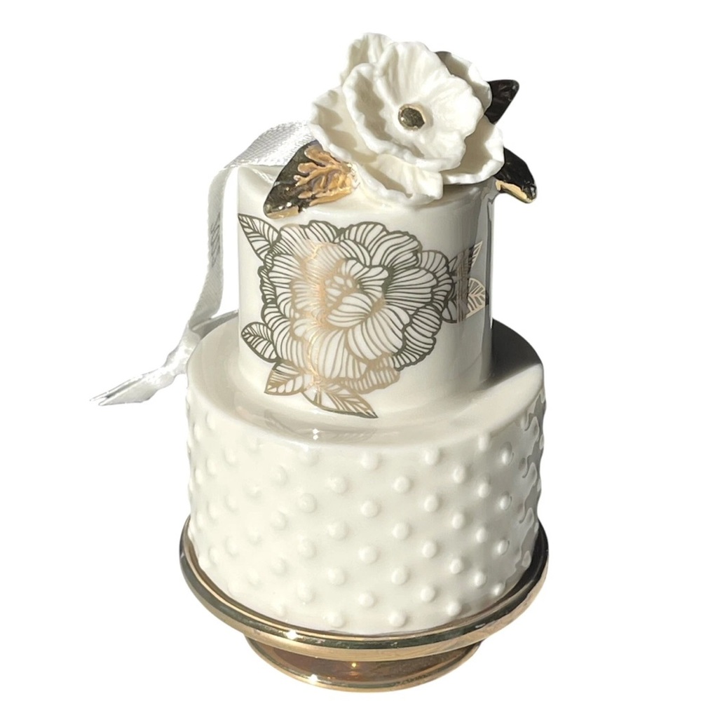 New In Box “A Sweet Beginning” 2022 Keepsake Ornament Tiered Wedding Cake